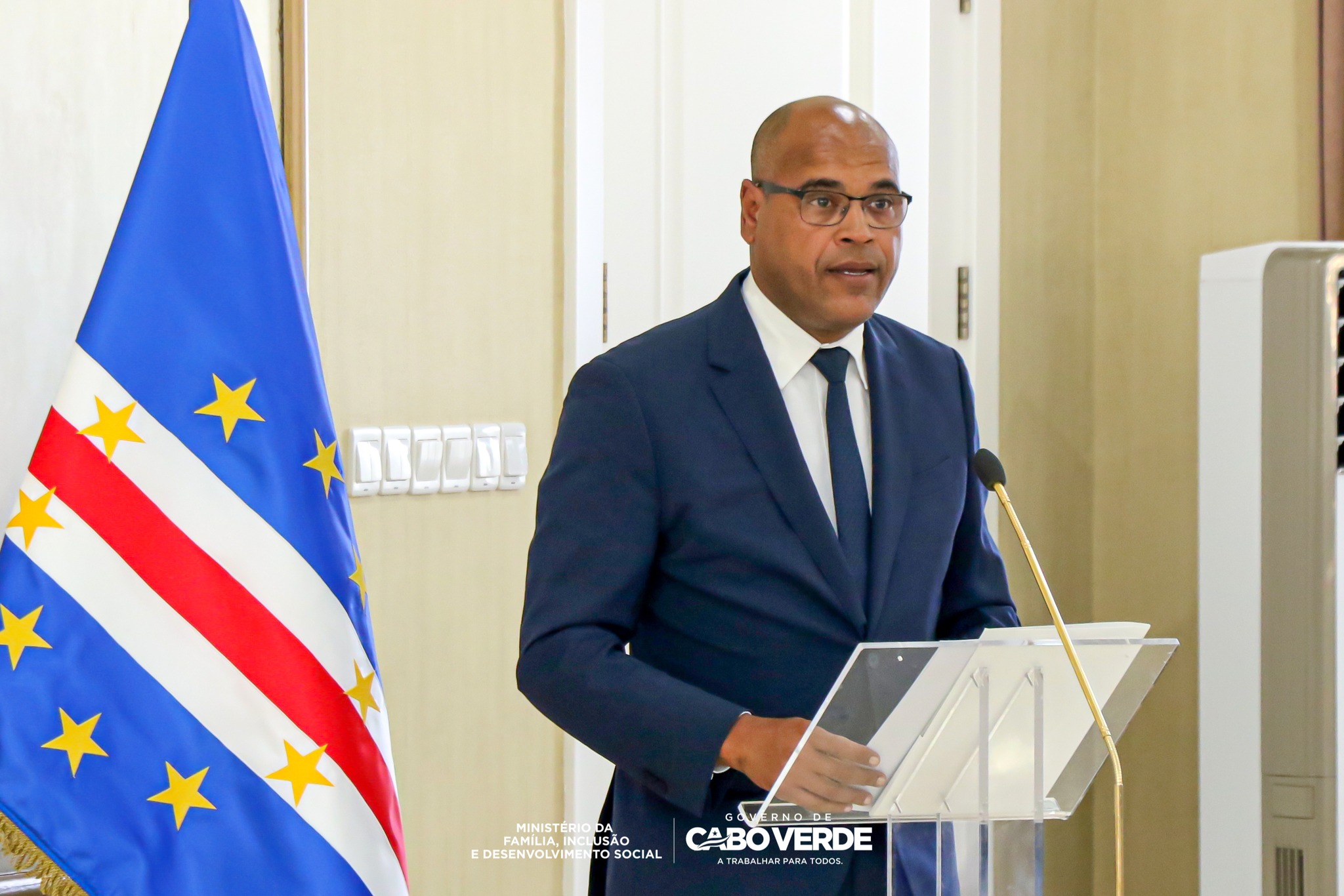 𝗠𝗶𝗻𝗶𝘀𝘁𝗿𝗼 𝗙𝗲𝗿𝗻𝗮𝗻𝗱𝗼 𝗘𝗹𝗶́𝘀𝗶𝗼 𝗙𝗿𝗲𝗶𝗿𝗲 𝗽𝗮𝗿𝘁𝗶𝗰𝗶𝗽𝗮 𝗻𝗮 𝗮𝗯𝗲𝗿𝘁𝘂𝗿𝗮 𝗱𝗮 𝗖𝗼𝗻𝗳𝗲𝗿𝗲̂𝗻𝗰𝗶𝗮 𝘀𝗼𝗯𝗿𝗲 𝗠𝗼𝗯𝗶𝗹𝗶𝗱𝗮𝗱𝗲 𝗖𝗹𝗶𝗺𝗮́𝘁𝗶𝗰𝗮