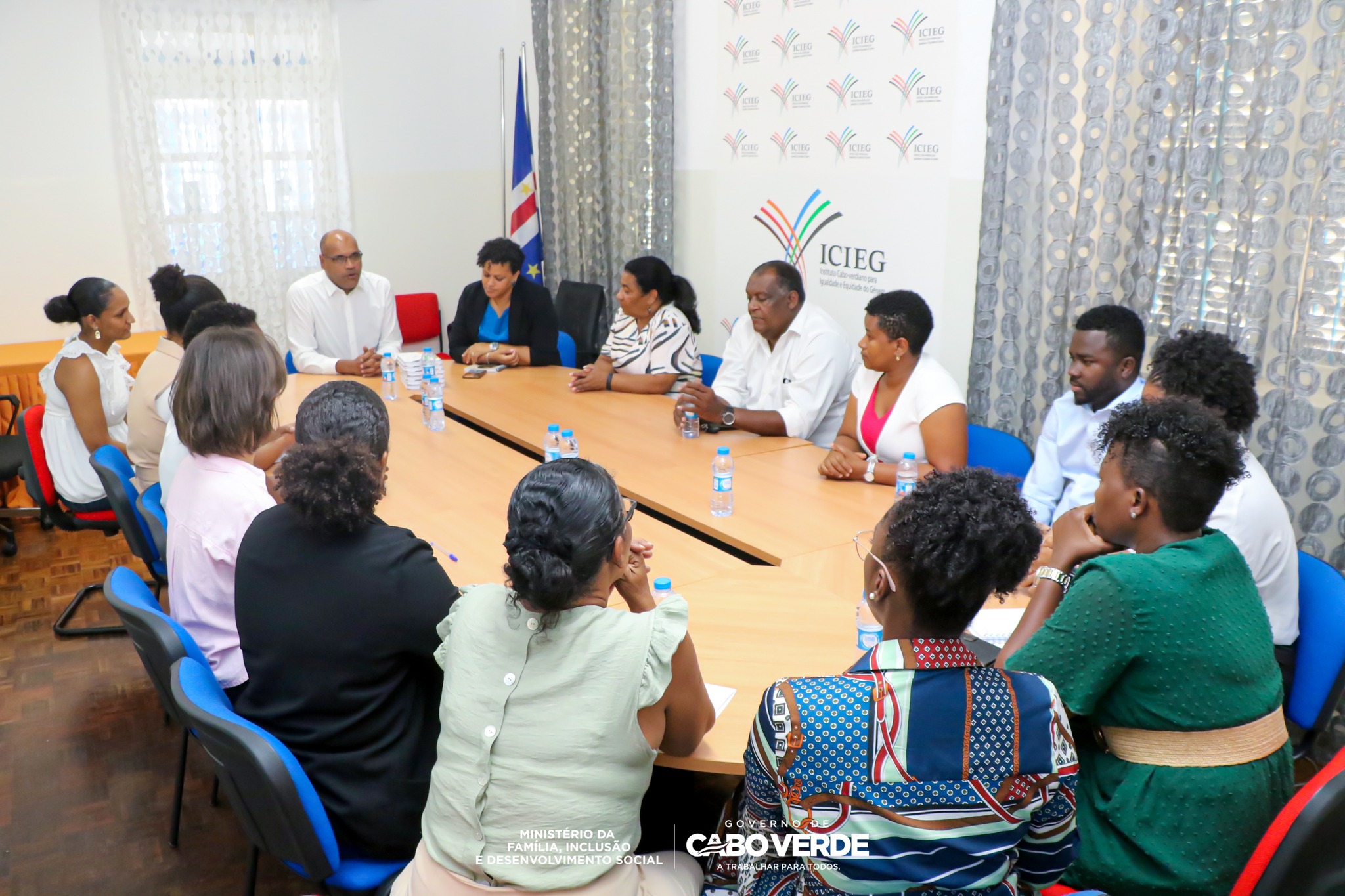 𝗣𝗿𝗼𝘅𝗶𝗺𝗶𝗱𝗮𝗱𝗲 𝗲 𝘃𝗮𝗹𝗼𝗿𝗶𝘇𝗮𝗰̧𝗮̃𝗼 𝗱𝗼𝘀 𝗽𝗿𝗼𝗳𝗶𝘀𝘀𝗶𝗼𝗻𝗮𝗶𝘀: 𝗙𝗲𝗿𝗻𝗮𝗻𝗱𝗼 𝗘𝗹𝗶́𝘀𝗶𝗼 𝗙𝗿𝗲𝗶𝗿𝗲 𝗿𝗲𝘂́𝗻𝗲 𝗰𝗼𝗺 𝗰𝗼𝗹𝗮𝗯𝗼𝗿𝗮𝗱𝗼𝗿𝗲𝘀 𝗱𝗼 𝗜𝗖𝗜𝗘𝗚