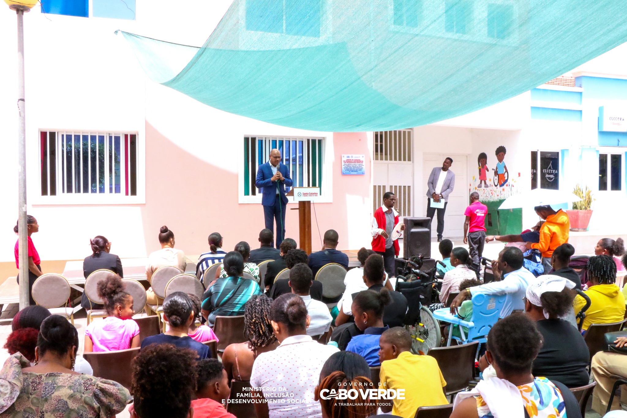 𝗙𝗲𝗿𝗻𝗮𝗻𝗱𝗼 𝗘𝗹𝗶́𝘀𝗶𝗼 𝗙𝗿𝗲𝗶𝗿𝗲 𝗽𝗮𝗿𝘁𝗶𝗰𝗶𝗽𝗮 𝗻𝗮 𝗰𝗲𝗹𝗲𝗯𝗿𝗮𝗰̧𝗮̃𝗼 𝗱𝗲 𝘂𝗺 𝗮𝗻𝗼 𝗱𝗲 𝗳𝘂𝗻𝗰𝗶𝗼𝗻𝗮𝗺𝗲𝗻𝘁𝗼 𝗱𝗼 𝗖𝗲𝗻𝘁𝗿𝗼 𝗱𝗲 𝗖𝘂𝗶𝗱𝗮𝗱𝗼𝘀 𝗱𝗲 𝗦𝗮𝗻𝘁𝗮 𝗖𝗮𝘁𝗮𝗿𝗶𝗻𝗮
