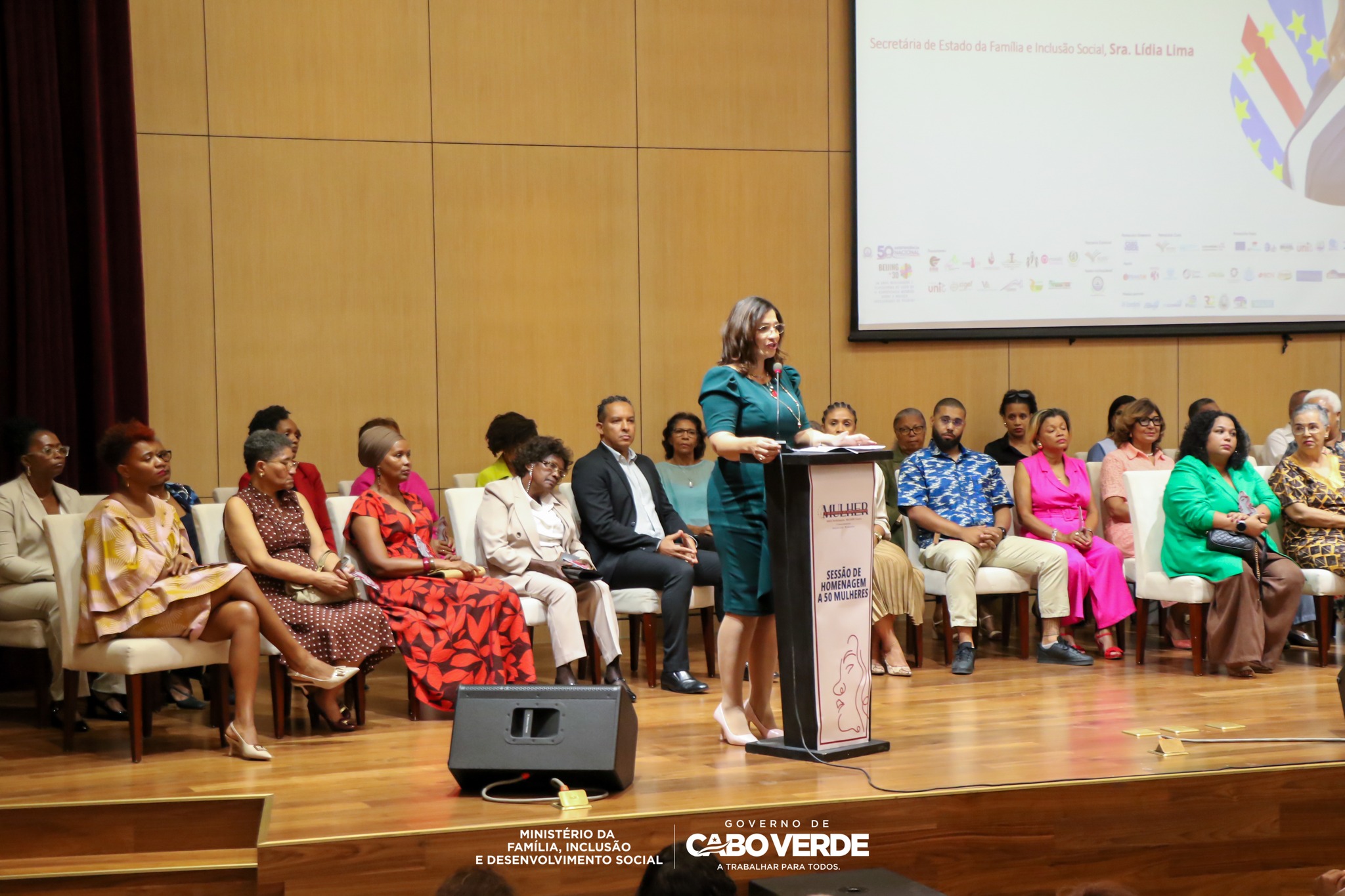 𝗦𝗲𝗰𝗿𝗲𝘁𝗮́𝗿𝗶𝗮 𝗱𝗲 𝗘𝘀𝘁𝗮𝗱𝗼 𝗽𝗮𝗿𝘁𝗶𝗰𝗶𝗽𝗮 𝗱𝗮 𝗰𝗲𝗿𝗶𝗺𝗼́𝗻𝗶𝗮 𝗱𝗲 𝗵𝗼𝗺𝗲𝗻𝗮𝗴𝗲𝗺 𝟱𝟬 𝗺𝘂𝗹𝗵𝗲𝗿𝗲𝘀 𝗻𝗼 𝗮̂𝗺𝗯𝗶𝘁𝗼 𝗱𝗼 𝟱𝟬.º 𝗮𝗻𝗶𝘃𝗲𝗿𝘀𝗮́𝗿𝗶𝗼 𝗱𝗮 𝗜𝗻𝗱𝗲𝗽𝗲𝗻𝗱𝗲̂𝗻𝗰𝗶𝗮
