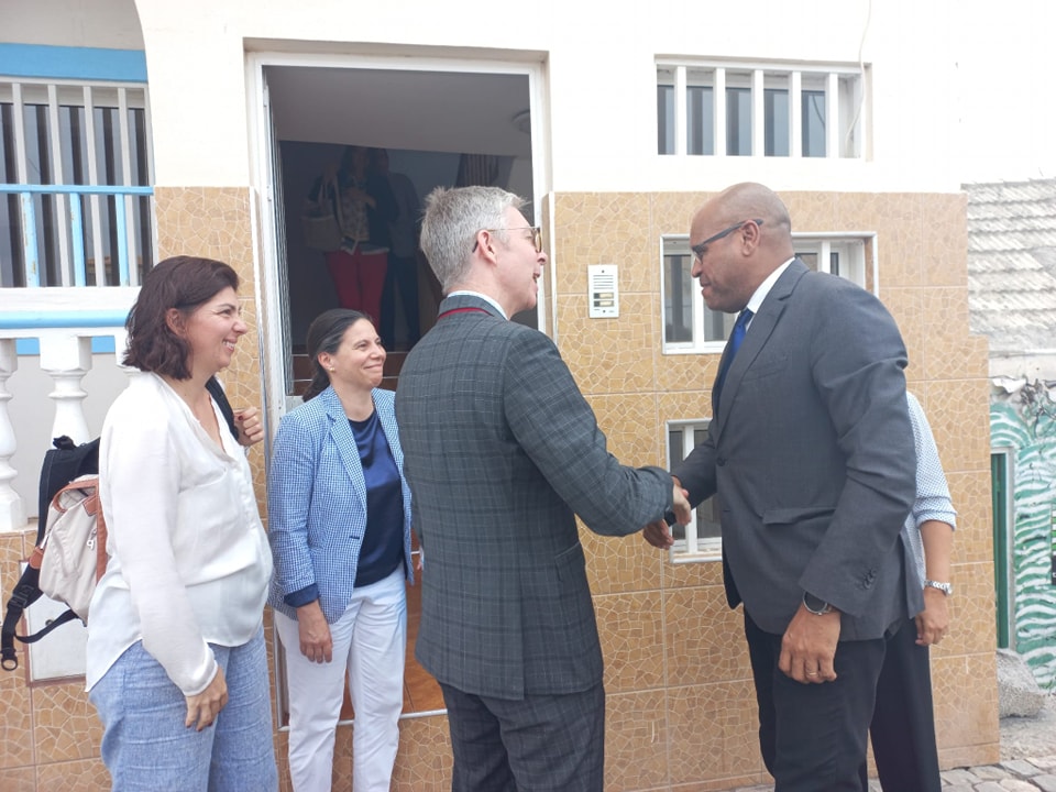 𝗠𝗶𝗻𝗶𝘀𝘁𝗿𝗼 𝗿𝗲𝘂́𝗻𝗲-𝘀𝗲 𝗰𝗼𝗺 𝗿𝗲𝗽𝗿𝗲𝘀𝗲𝗻𝘁𝗮𝗻𝘁𝗲𝘀 𝗱𝗮 𝗨𝗡𝗜𝗖𝗘𝗙 𝗖𝗮𝗯𝗼 𝗩𝗲𝗿𝗱𝗲 𝗲 𝗣𝗼𝗿𝘁𝘂𝗴𝗮𝗹 𝗽𝗮𝗿𝗮 𝗿𝗲𝗳𝗼𝗿𝗰̧𝗮𝗿 𝗽𝗮𝗿𝗰𝗲𝗿𝗶𝗮 𝗲𝗺 𝗽𝗿𝗼𝗹 𝗱𝗮𝘀 𝗰𝗿𝗶𝗮𝗻𝗰̧𝗮𝘀