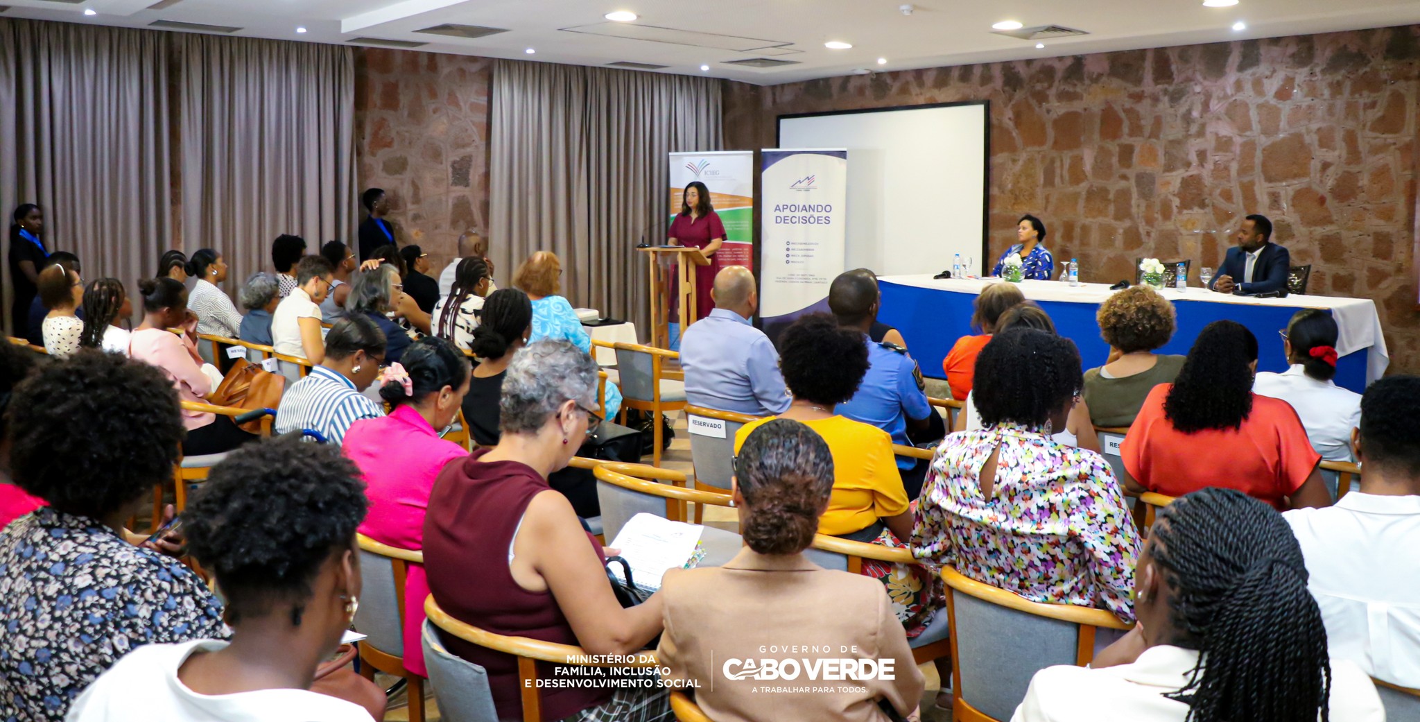 Estudo sobre uso do tempo e trabalho não remunerado destaca importância das políticas de cuidados em Cabo Verde