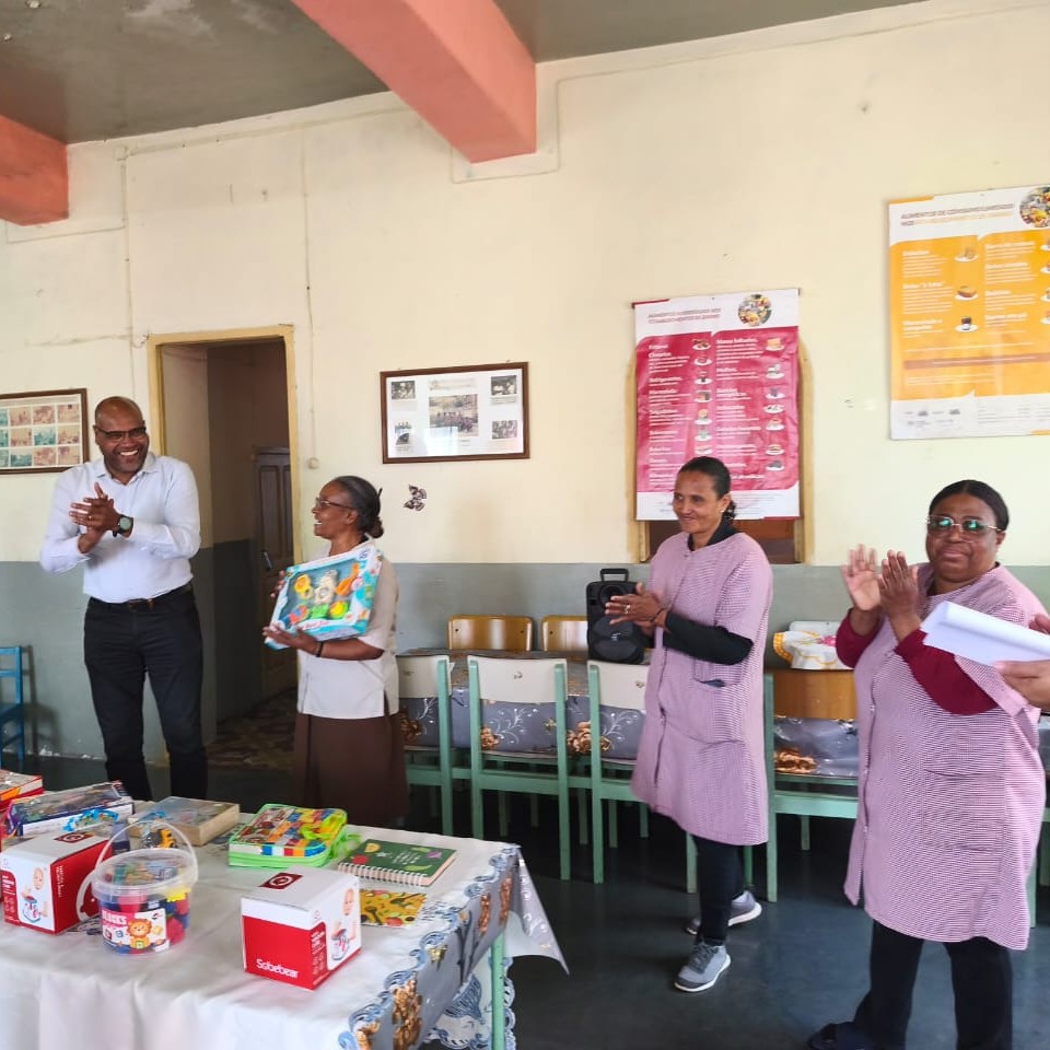 Ministro entrega materiais ludo-pedagógicos ao Jardim Infantil Padre Pio, na ilha Brava