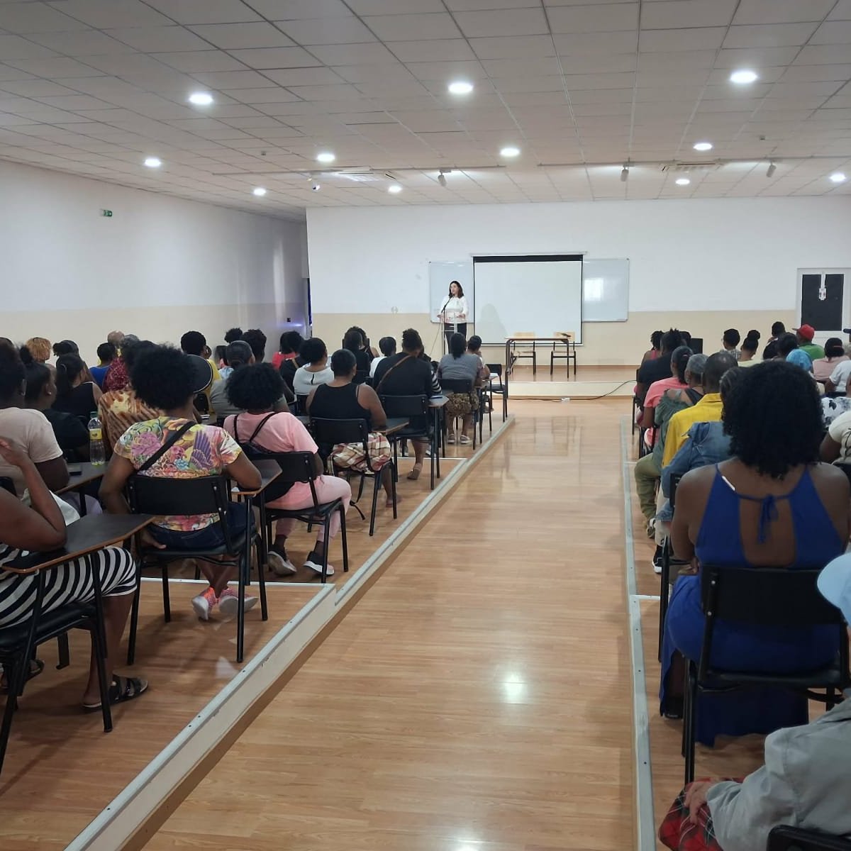 Secretária de Estado de Inclusão Social encontra-se com beneficiarias das medidas sociais em São Vicente