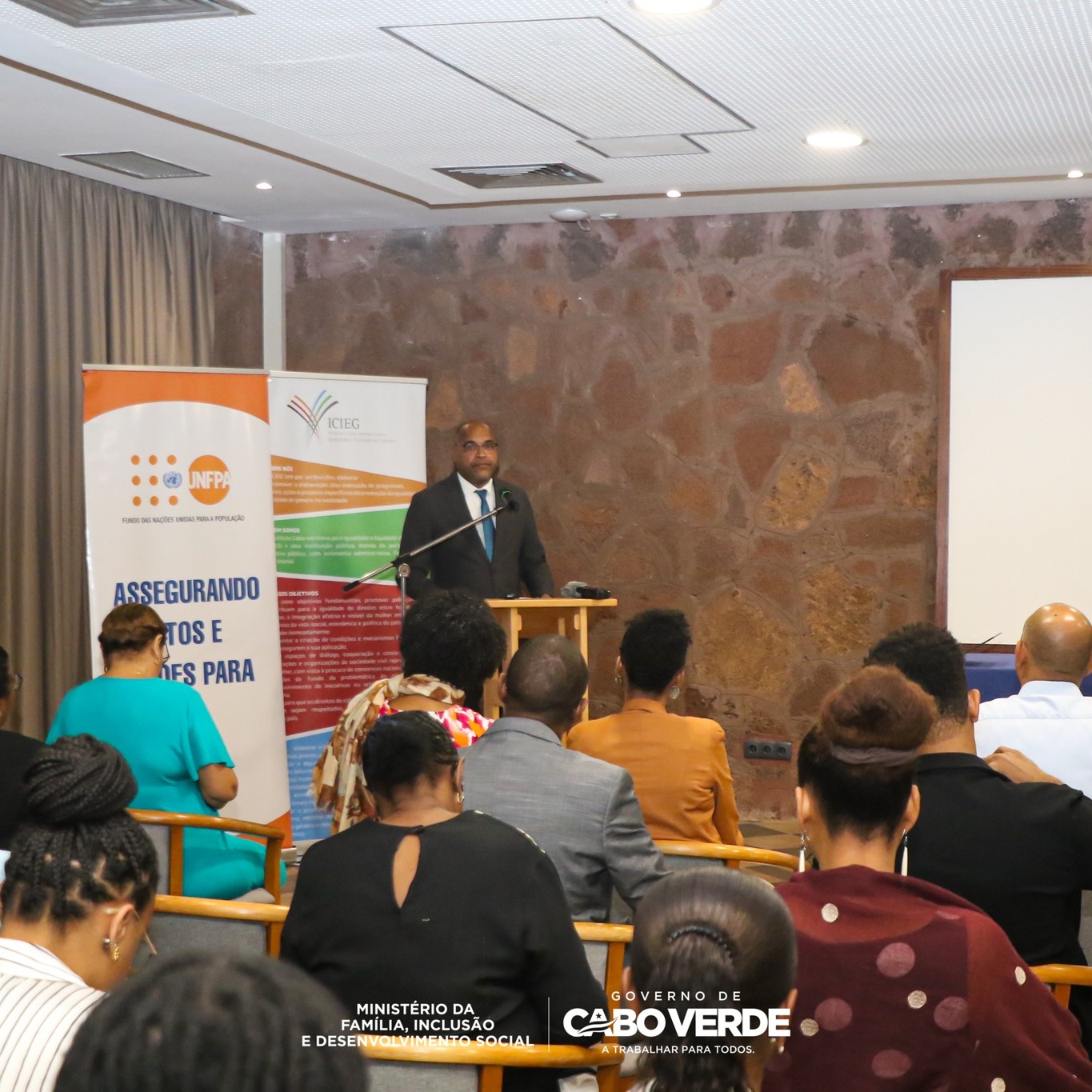 Dados sobre Uso do Tempo reforçam debate sobre trabalho não remunerado e igualdade de género em Cabo Verde