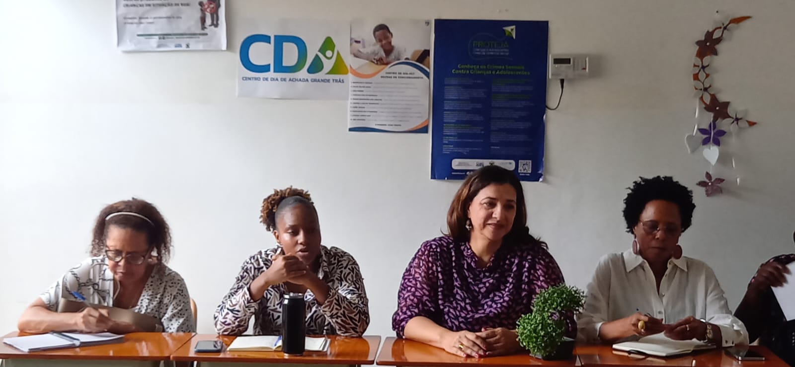 Encontro com pais e familiares no Centro de Dia de Achada Grande Trás reforça compromisso com a proteção de crianças e adolescentes