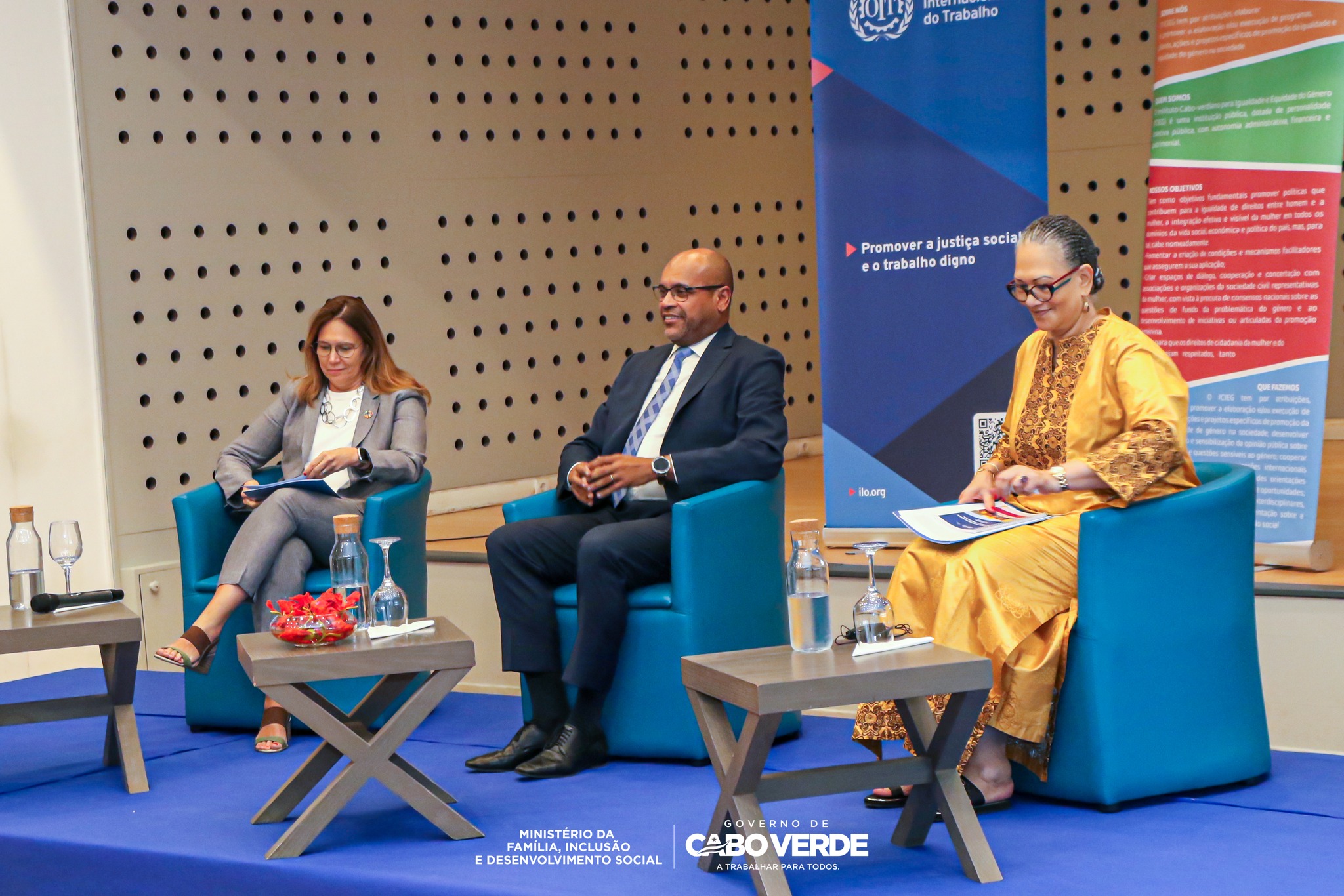 𝗠𝗶𝗻𝗶𝘀𝘁𝗿𝗼 𝗱𝗮 𝗙𝗮𝗺𝗶́𝗹𝗶𝗮 𝗽𝗿𝗲𝘀𝗶𝗱𝗲 𝗙𝗼́𝗿𝘂𝗺 𝘀𝗼𝗯𝗿𝗲 𝗣𝗼𝗹𝗶́𝘁𝗶𝗰𝗮𝘀 𝗱𝗲 𝗖𝘂𝗶𝗱𝗮𝗱𝗼𝘀 𝗱𝗲 𝗜𝗻𝗳𝗮̂𝗻𝗰𝗶𝗮 𝗻𝗮 𝗣𝗿𝗮𝗶𝗮
